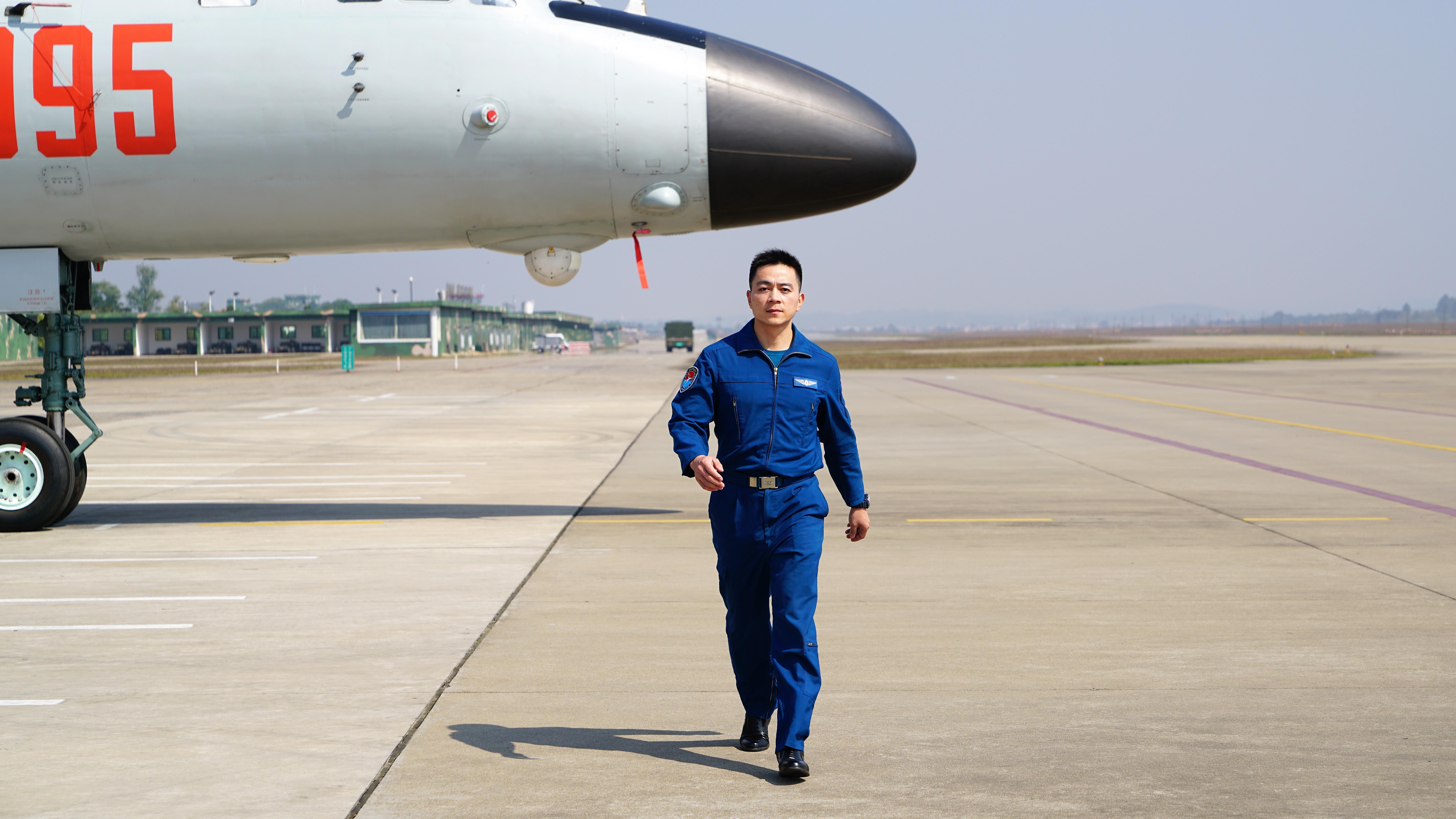 战神轰6k团团长刘锐奋力锻造空中战略铁拳